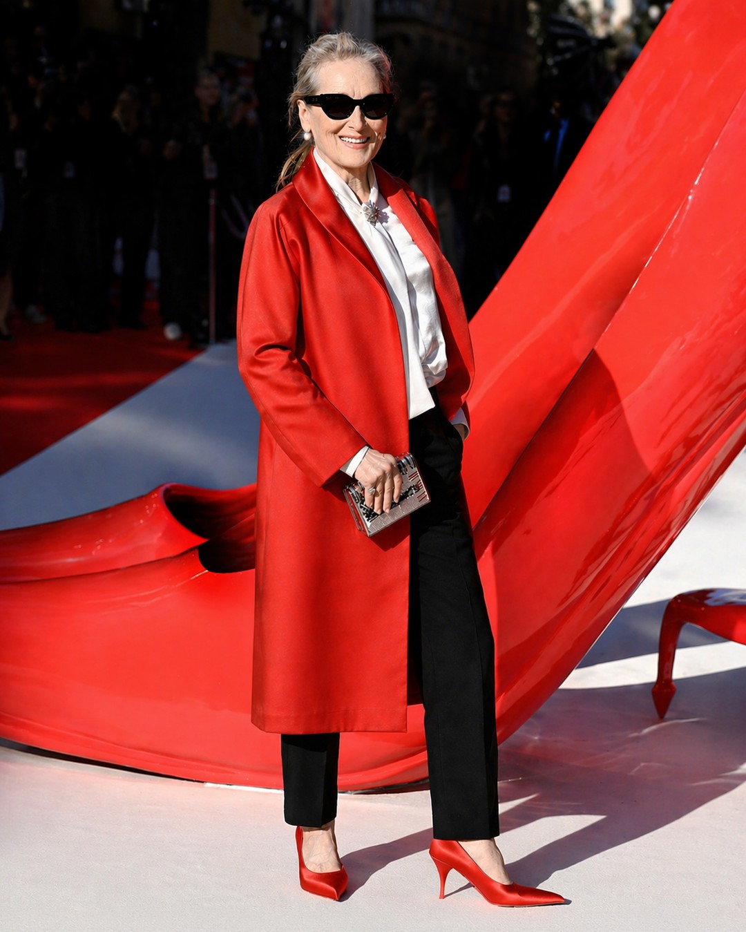 ميريل ستريب ببنطال كلاسيكي أسود مع قميص حريري وجاكيت أوفر سايز